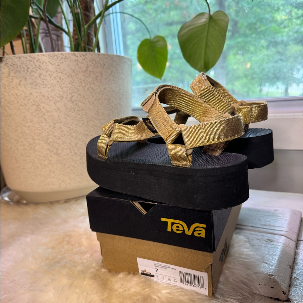 Teva Flatform sandals gold size 7
